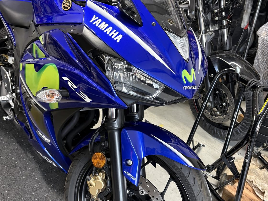 自宅ガレージに収めたYAMAHA YZF-R3（2017年式・Movistarカラー）のフロントカウルを右斜め前から