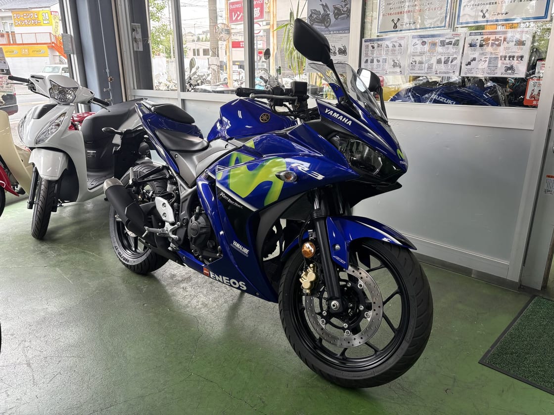 ヤマハ販売店の店頭に置かれた中古のYAMAHA YZF-R3（2017年式・Movistarカラー）を右斜め前から