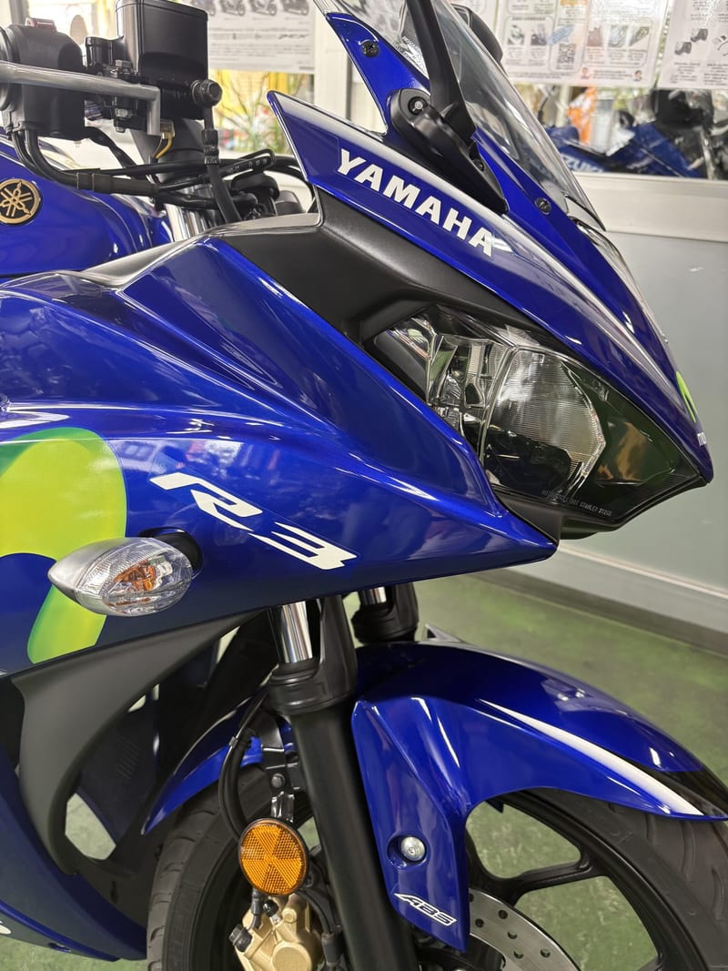 YZF-R3のフロントカウル。YAMAHAロゴとR3のロゴ、ヘッドライトのディテール