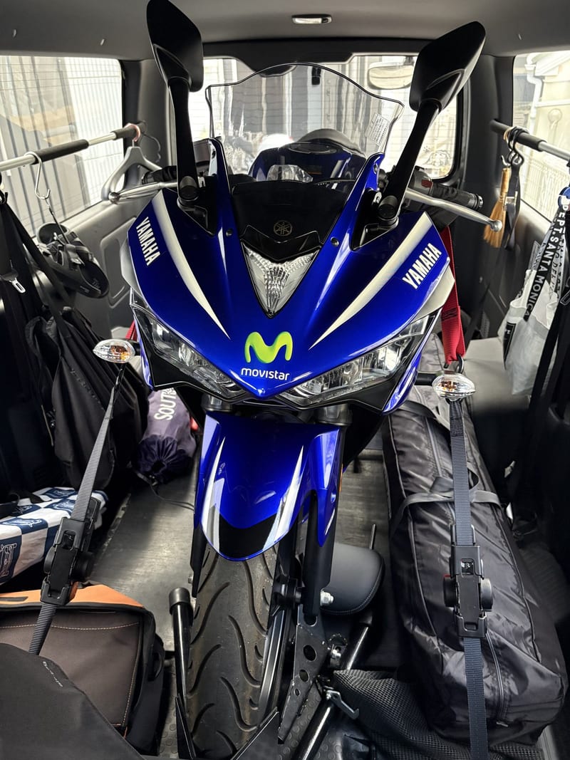 車内に積み込んで自宅へ運搬するYZF-R3を正面から。カウルのmovistarロゴ