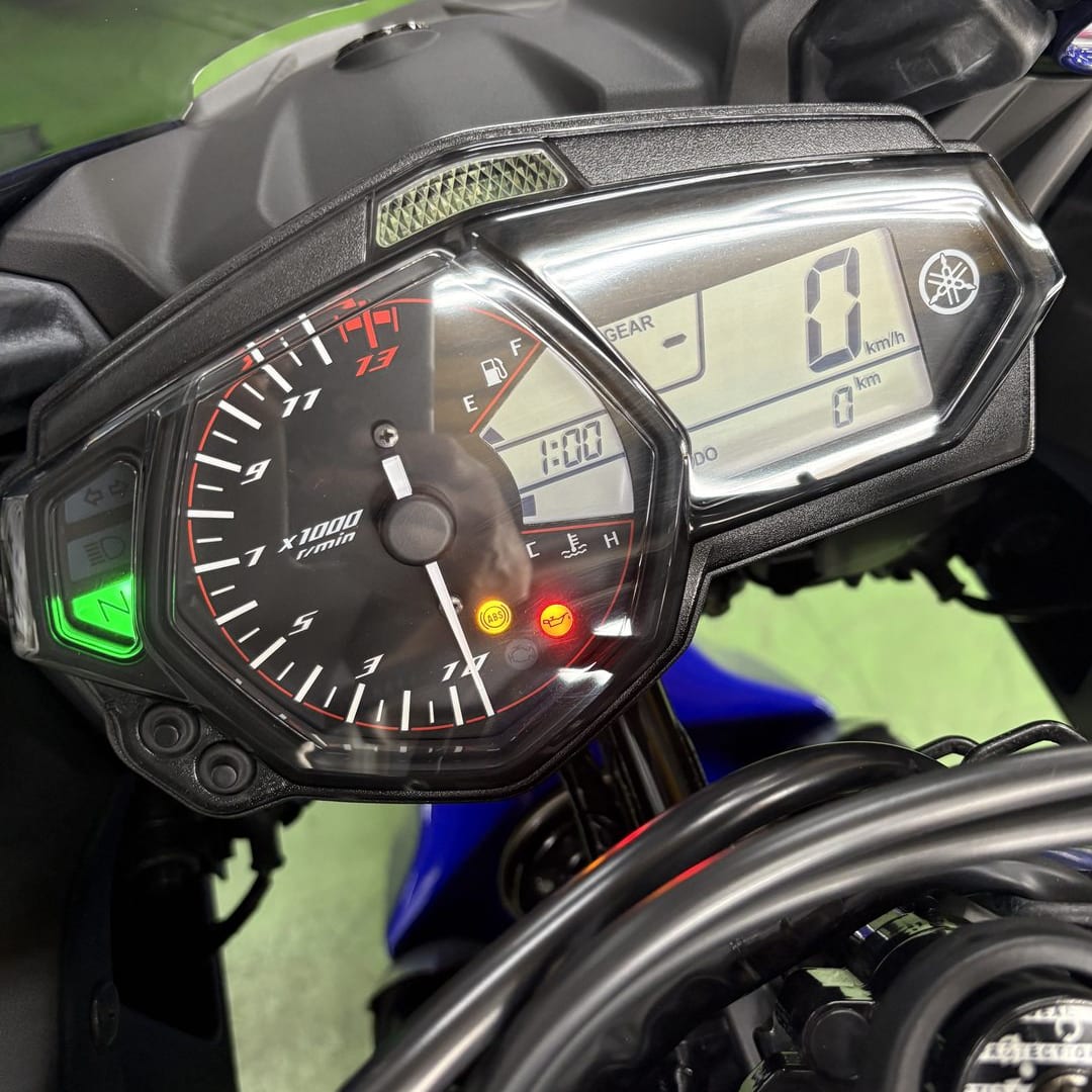 納車時のYZF-R3のメーター。積算距離0km