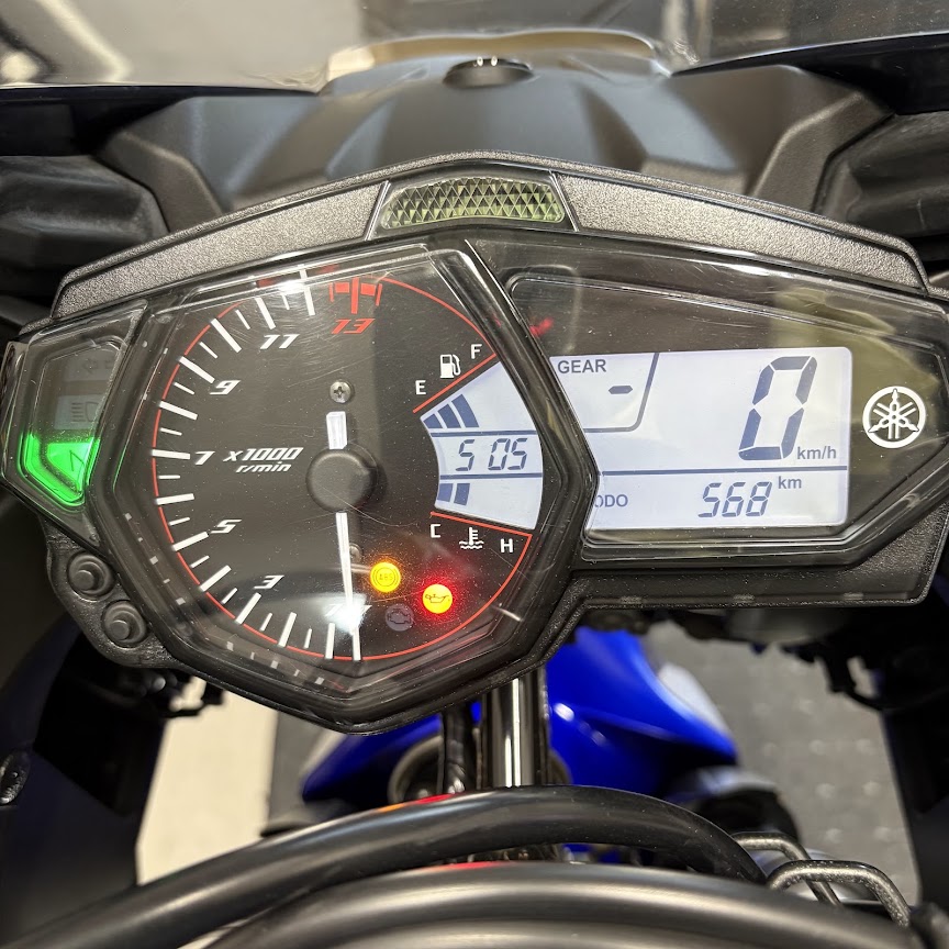 YZF-R3のメーター表示。積算距離568km