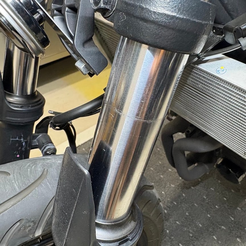 カウルを外したYZF-R3のフロントフォーク。インナーチューブに一周する汚れの線が出ている