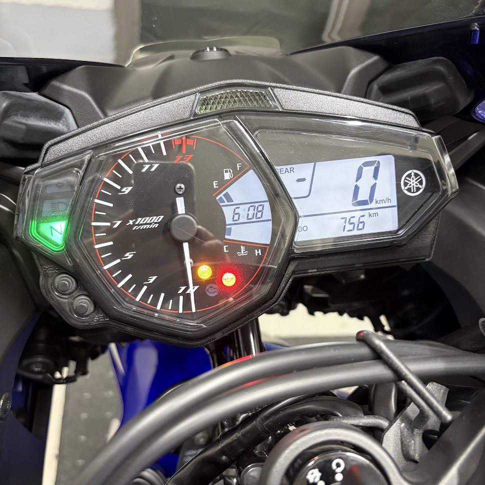 YZF-R3のメーター。積算距離756kmで公道の慣らしを終えた状態