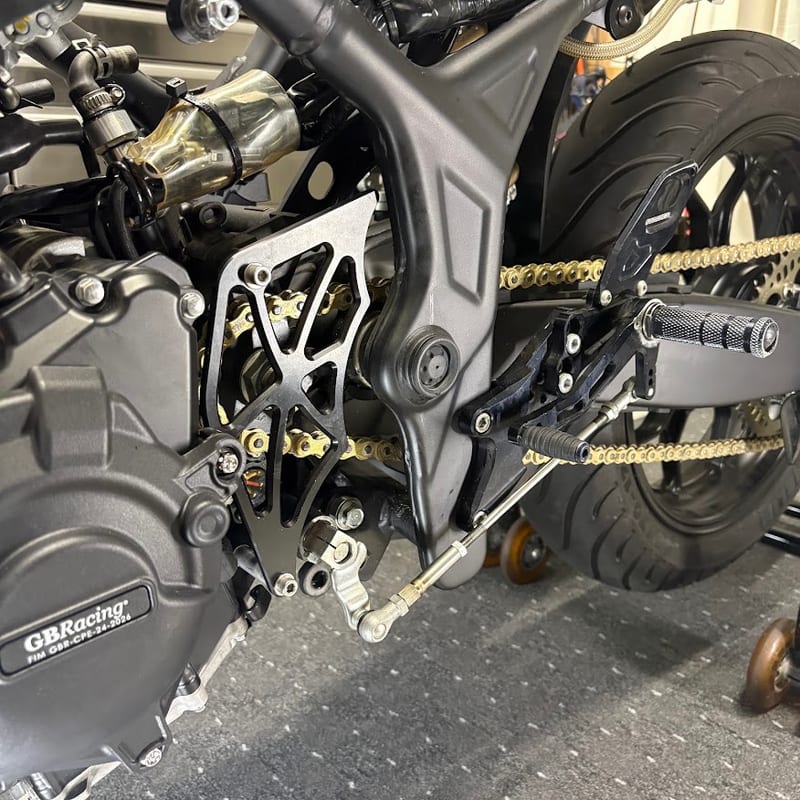 サイドスタンドを外したあとのYZF-R3の左側。スプロケットカバーとステップの下にスタンドが無い
