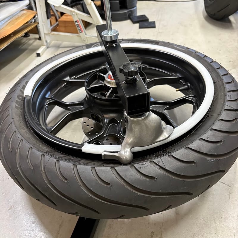 シャフトにマウントヘッドフレームを付け、固定用ディスクで固定したところ。マウントヘッドはリムの縁の位置