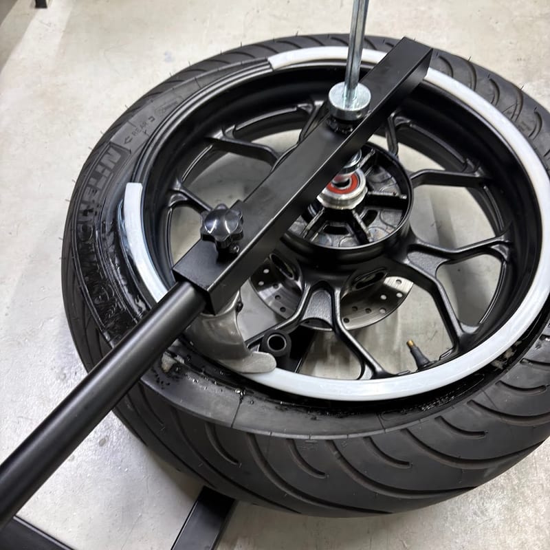 マウントヘッドフレームにハンドルを差し、回しているところ
