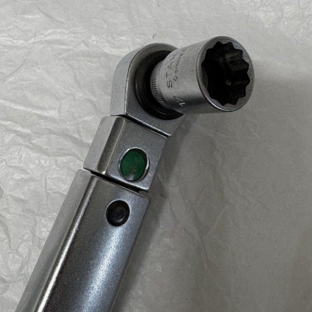 スタビレー 730N/10S トルクレンチのヘッド。測定窓とソケットが見える
