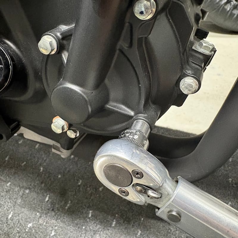 ウォーターポンプハウジングのボルトに、工具を掛けたところ