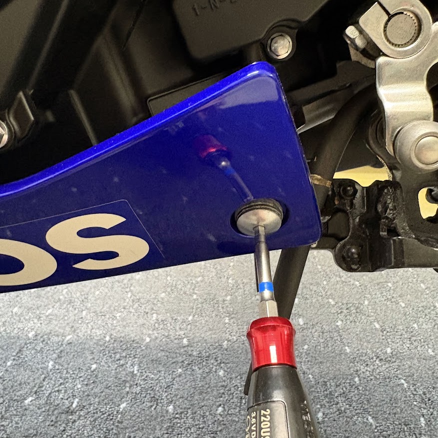 フロントボトムカウリングのボルトをVESSELの電ドラボールで緩めているところ