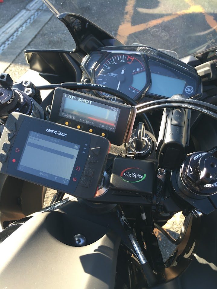 サーキット仕様のYZF-R25のコクピット。タコメーターとラップタイマー類