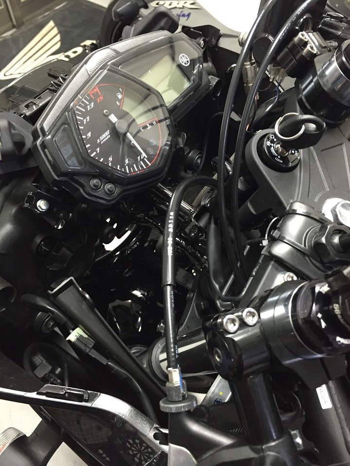 YZF-R25のタコメーター。目盛りは16,000rpm付近まで刻まれ、レッドゾーンは14,000rpm付近から