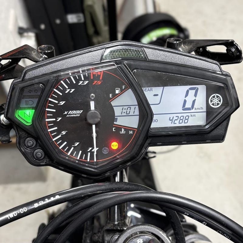 YZF-R25のタコメーター。目盛りは15,000rpm付近まで刻まれ、レッドゾーンは14,000rpmから
