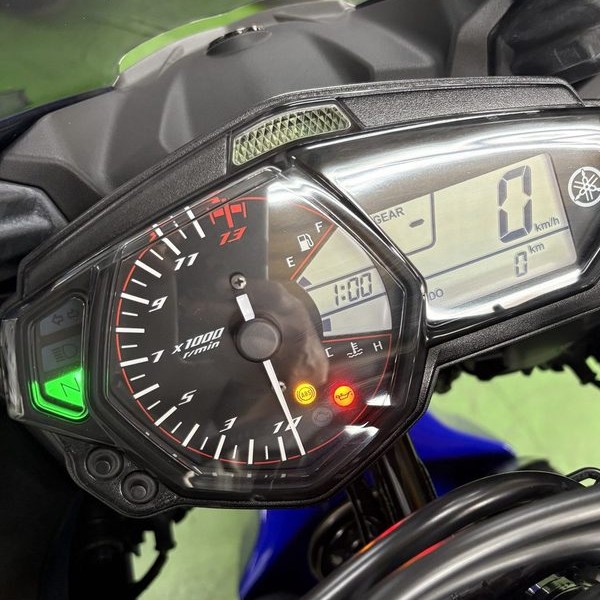 YZF-R3のタコメーター。目盛りは13,500rpm付近まで刻まれ、レッドゾーンは12,500rpmから